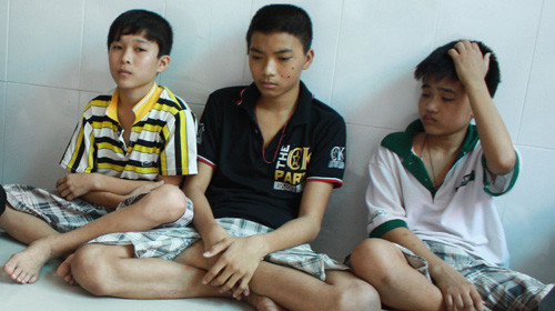 Ba trẻ vị thành niên vừa được giải thoát khỏi cơ sở may gia công ở quận Bình Tân (TP.HCM). Ảnh: Đức Tuyên