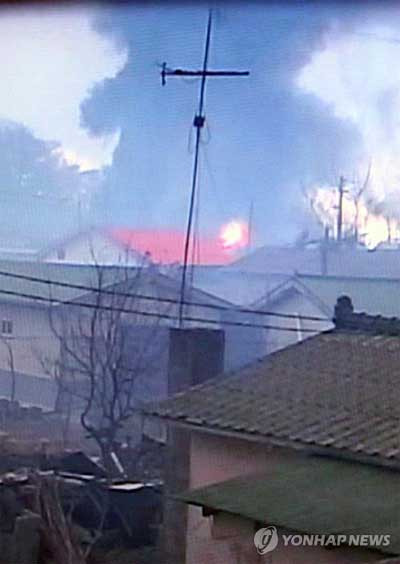 Nhà cửa trên đảo Yeonpyeong bốc cháy.