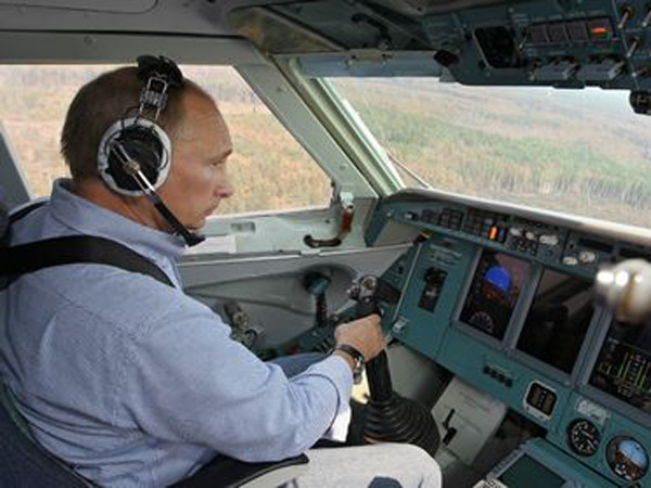 Ông Putin ngồi trên buồng lái của một chiếc máy bay cứu hoả Be-200 để tham gia dập tắt cháy rừng năm 2010
