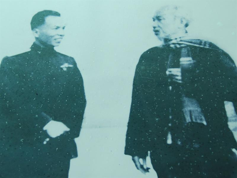 Bác Hồ và Tướng Nguyễn Bá Phát (Ảnh tư liệu)