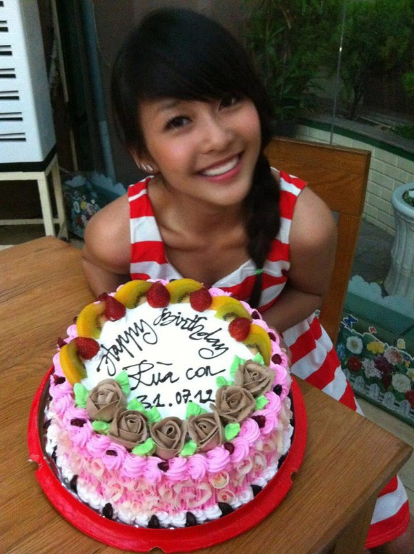 "Boxing girl" những ngày còn là 1 vận động viên. Làn da tối màu, kiểu tóc giản dị, cách ăn mặc cũng không nổi bật.