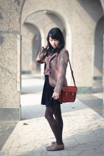 Chân váy chữ A, chân váy xếp ly mang đến một vẻ đẹp nữ tính dễ thương. Phần nơ buộc trên cổ áo hay váy là chi tiết thường thấy trong phong cách thời trang của các cô nàng nữ sinh. Blazer là item đại diện cho phong cách nữ sinh Châu Âu. Diện quần short với áo sơ mi trong ngày đi chơi cùng bạn bè.