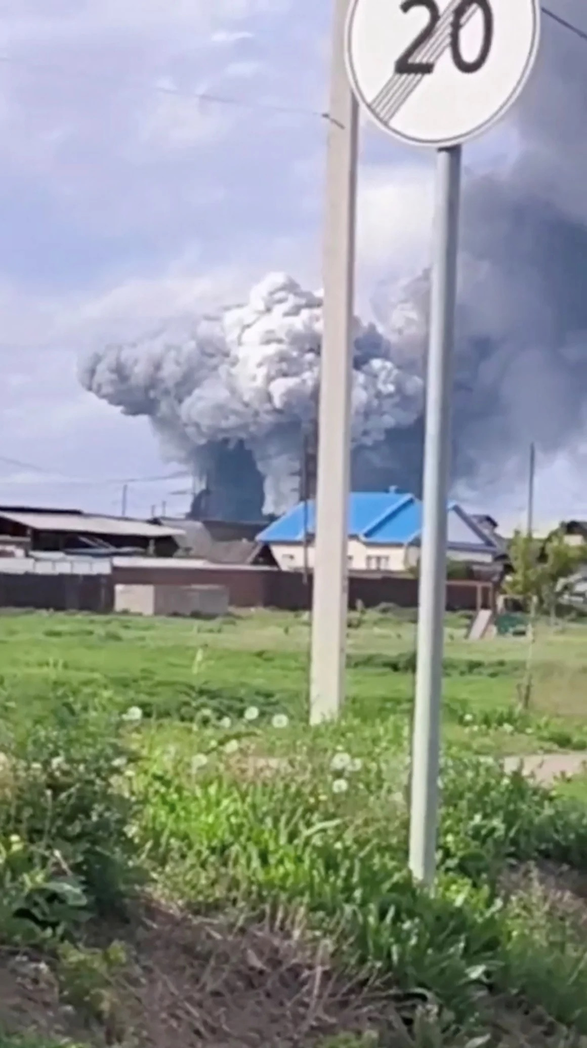 Khói bốc lên phía trên khu vực sau cuộc tấn công bằng UAV của Ukraine tại quận Usolsky thuộc vùng Irkutsk của Nga (ảnh cắt từ video được công bố ngày 1/6/2025). Nguồn: Reuters.