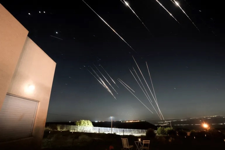 Tên lửa phóng từ Iran bị đánh chặn, nhìn từ Cao nguyên Golan do Israel chiếm đóng, ngày 18/6/2025. Ảnh: Reuters.