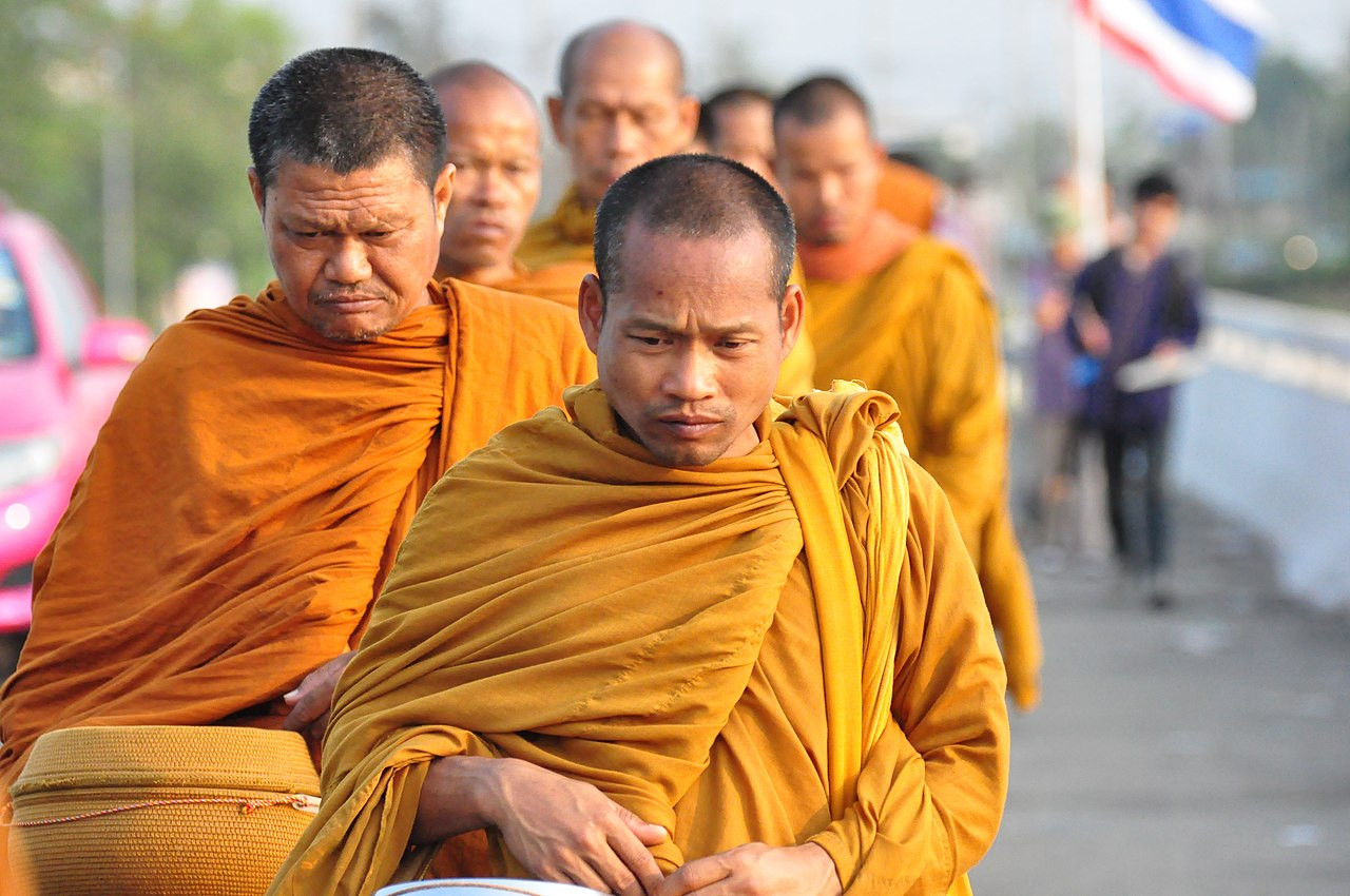 Các nhà sư Thái Lan đi khất thực lúc sáng sớm. Ảnh: Photopedia. Các nhà sư Thái Lan đi khất thực lúc sáng sớm. Ảnh: Photopedia.