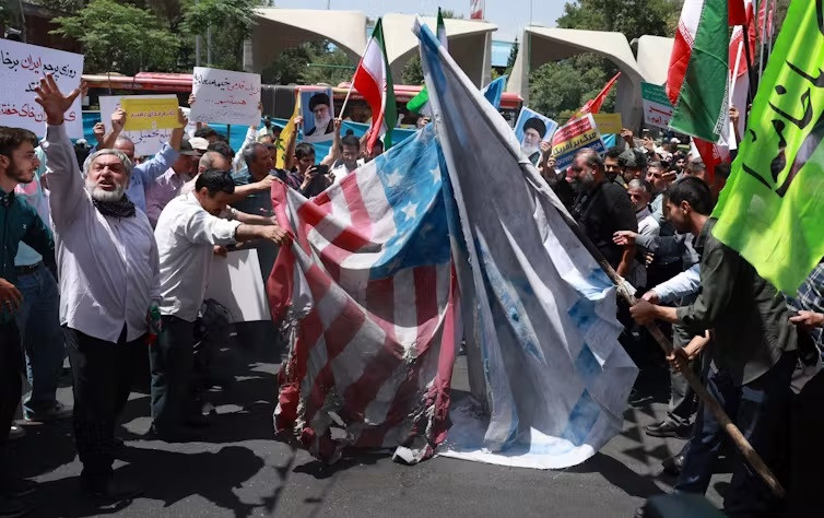 Người dân Iran đốt cờ Mỹ và Israel trong một cuộc biểu tình phản đối Israel tại Tehran ngày 20/6/2025. Ảnh: EPA. Người dân Iran đốt cờ Mỹ và Israel trong một cuộc biểu tình phản đối Israel tại Tehran ngày 20/6/2025. Ảnh: EPA.