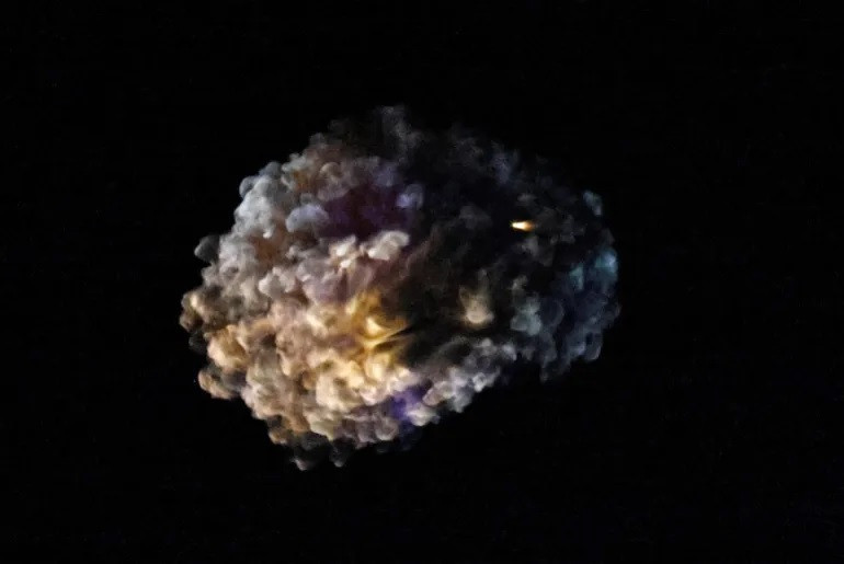 Tên lửa phóng từ Iran bị đánh chặn, nhìn từ Ashkelon, Israel, ngày 18/6/2025. Ảnh: Reuters.