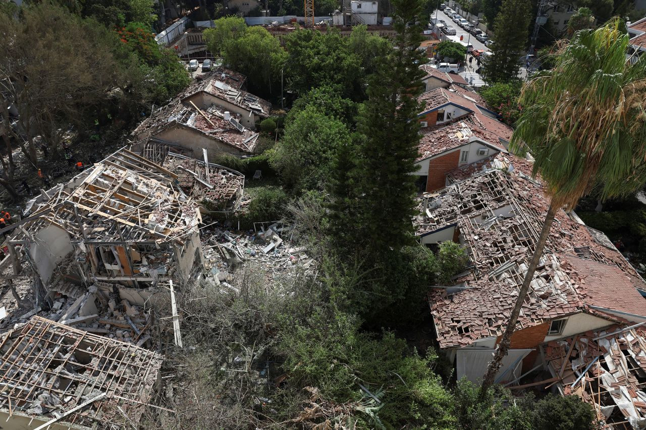 Các tòa nhà ở Tel Aviv, Israel bị hư hại sau đợt không kích của Iran. Ảnh: Reuters. Các tòa nhà ở Tel Aviv, Israel bị hư hại sau đợt không kích của Iran. Ảnh: Reuters.