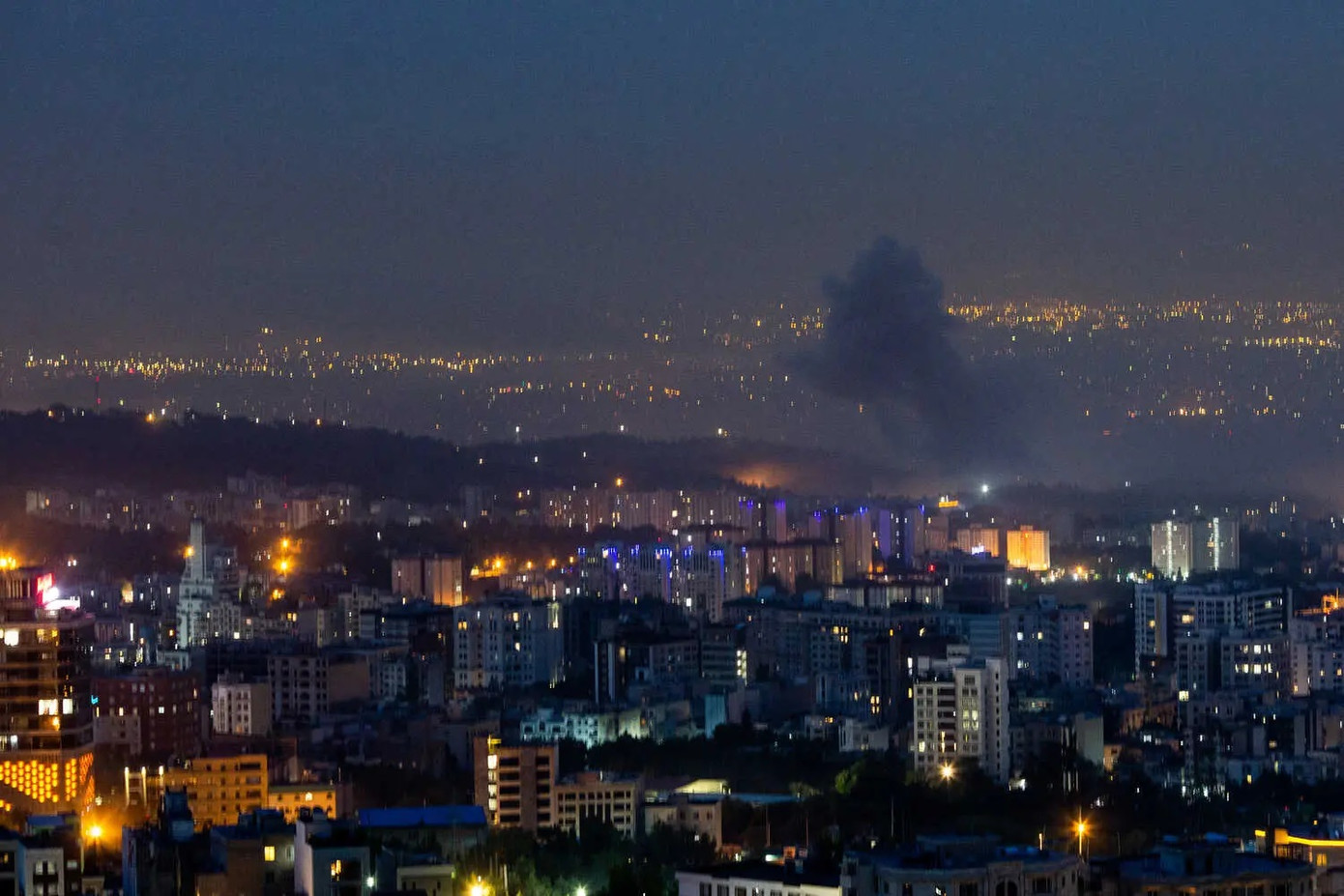 Khói bốc lên sau vụ không kích của Israel vào Tehran rạng sáng 13/6/2025. Ảnh: New York Times. Khói bốc lên sau vụ không kích của Israel vào Tehran rạng sáng 13/6/2025. Ảnh: New York Times.