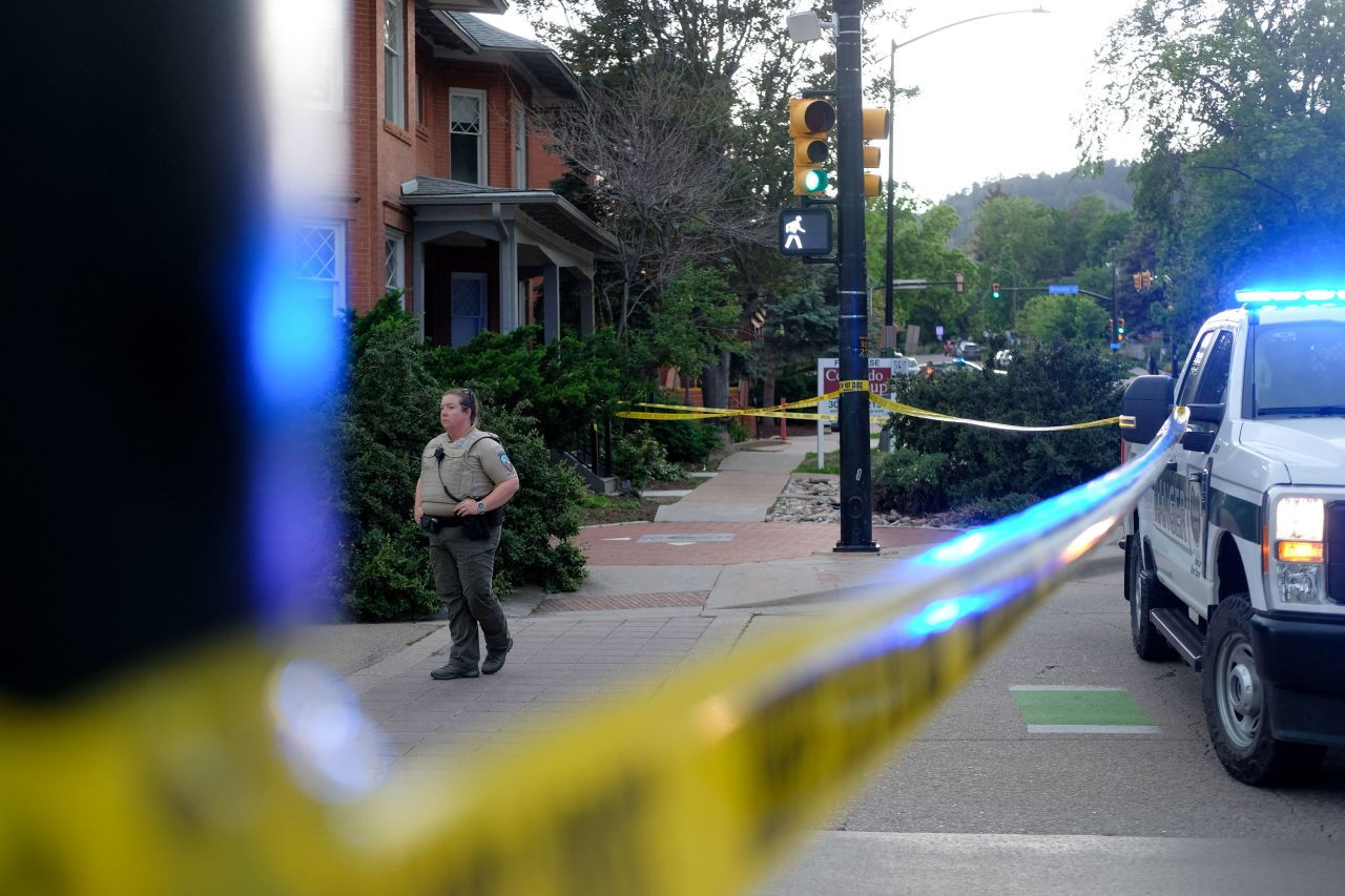 Một cảnh sát đứng trên phố Pearl ở Boulder, Colorado, hôm 1/6/2025. Ảnh: Getty Images.