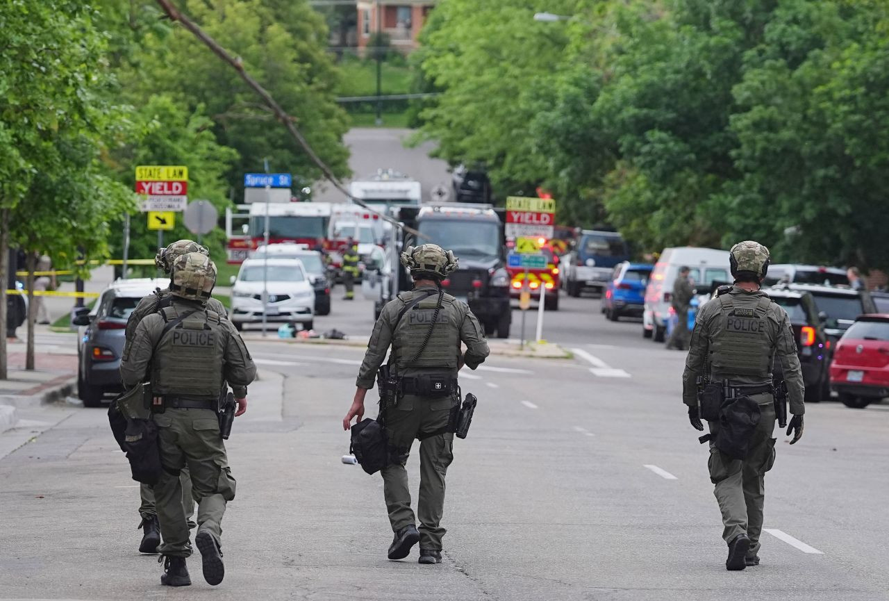 Các viên chức thực thi pháp luật đang điều tra sau vụ tấn công ở Boulder, Colorado, hôm 1/6/2025. Ảnh: AP.