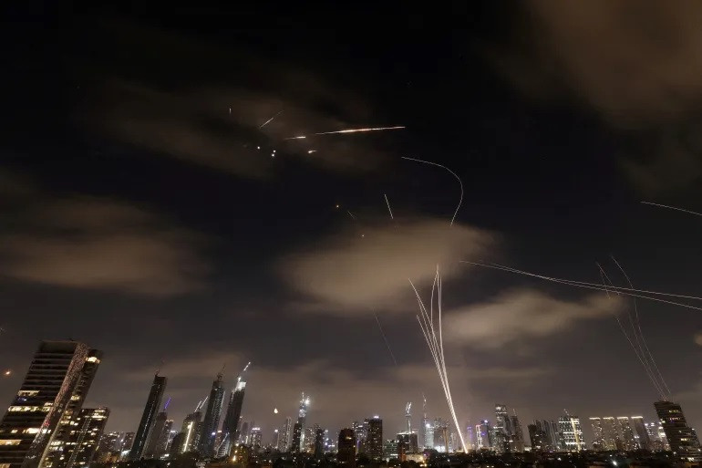 Tên lửa phóng từ Iran bị đánh chặn, nhìn từ Tel Aviv, Israel, ngày 18/6/2025. Ảnh: Reuters.