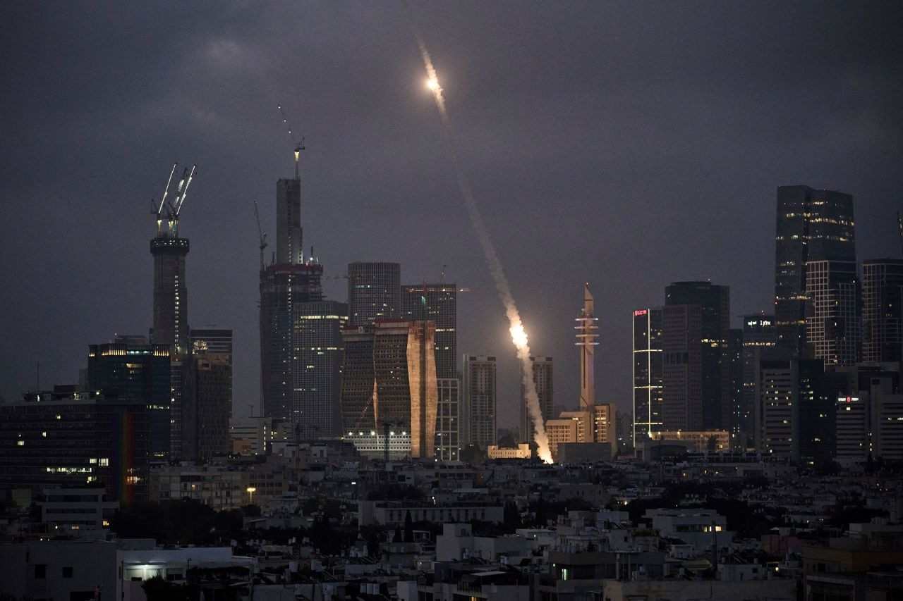 Hệ thống phòng không Iron Dome của Israel khai hỏa để đánh chặn các tên lửa bay qua Tel Aviv sáng 14/6/2025. Ảnh: AP.