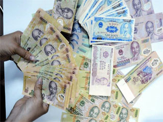 Nhu cầu đổi tiền lì xì tăng cao vào những ngày cận tết. Ảnh: D.Đ.Minh (Thanh Niên)