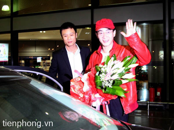 Rời sân bay Nội Bài, hướng về trung tâm Hà Nội.