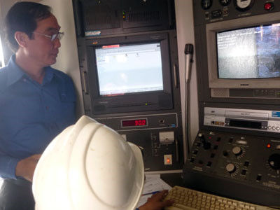 Hành trình của robot được theo dõi qua camera (bên phải); những lỗi được phát hiện sẽ được lưu lại bằng camera bên trái. Ảnh: Bee.net. Hành trình của robot được theo dõi qua camera (bên phải); những lỗi được phát hiện sẽ được lưu lại bằng camera bên trái. Ảnh: Bee.net