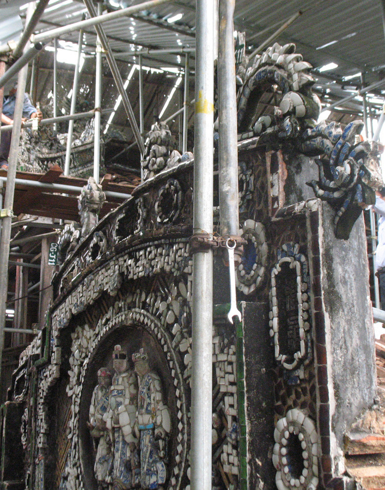 Đề tài Phước Lộc Thọ ở đầu hồi hậu doanh. Ảnh: T.T