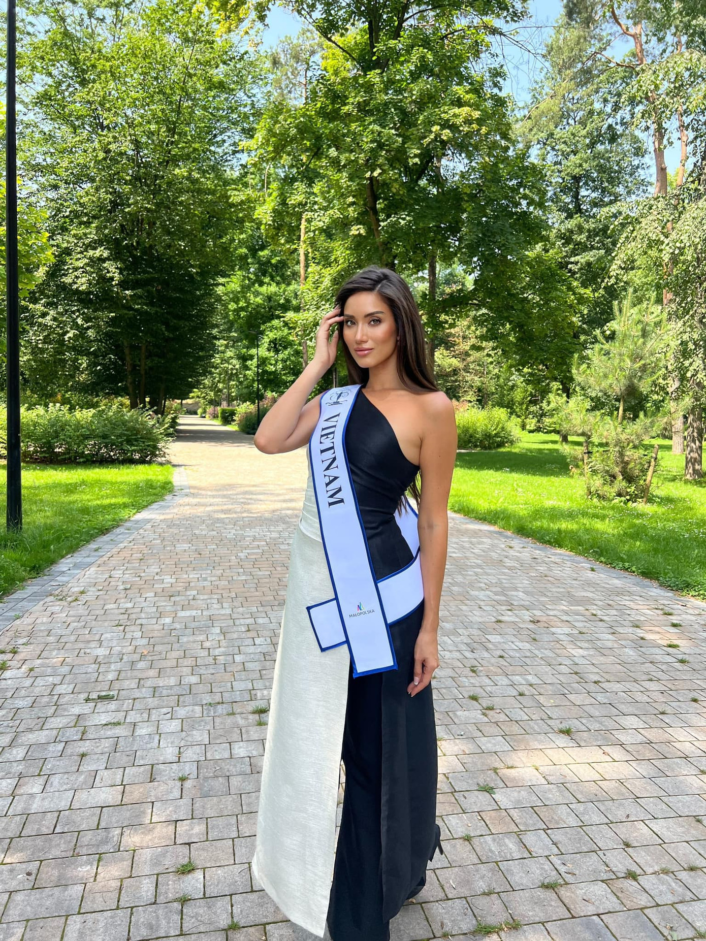 Bộ váy bất đối xứng với hai màu đen - trắng mà Lydie Vũ mặc trong một hoạt động ngoài trời bị cho rằng không có điểm nhấn. Cô tiếp tục được góp ý về cách làm tóc xuề xòa, trang điểm nhợt nhạt.