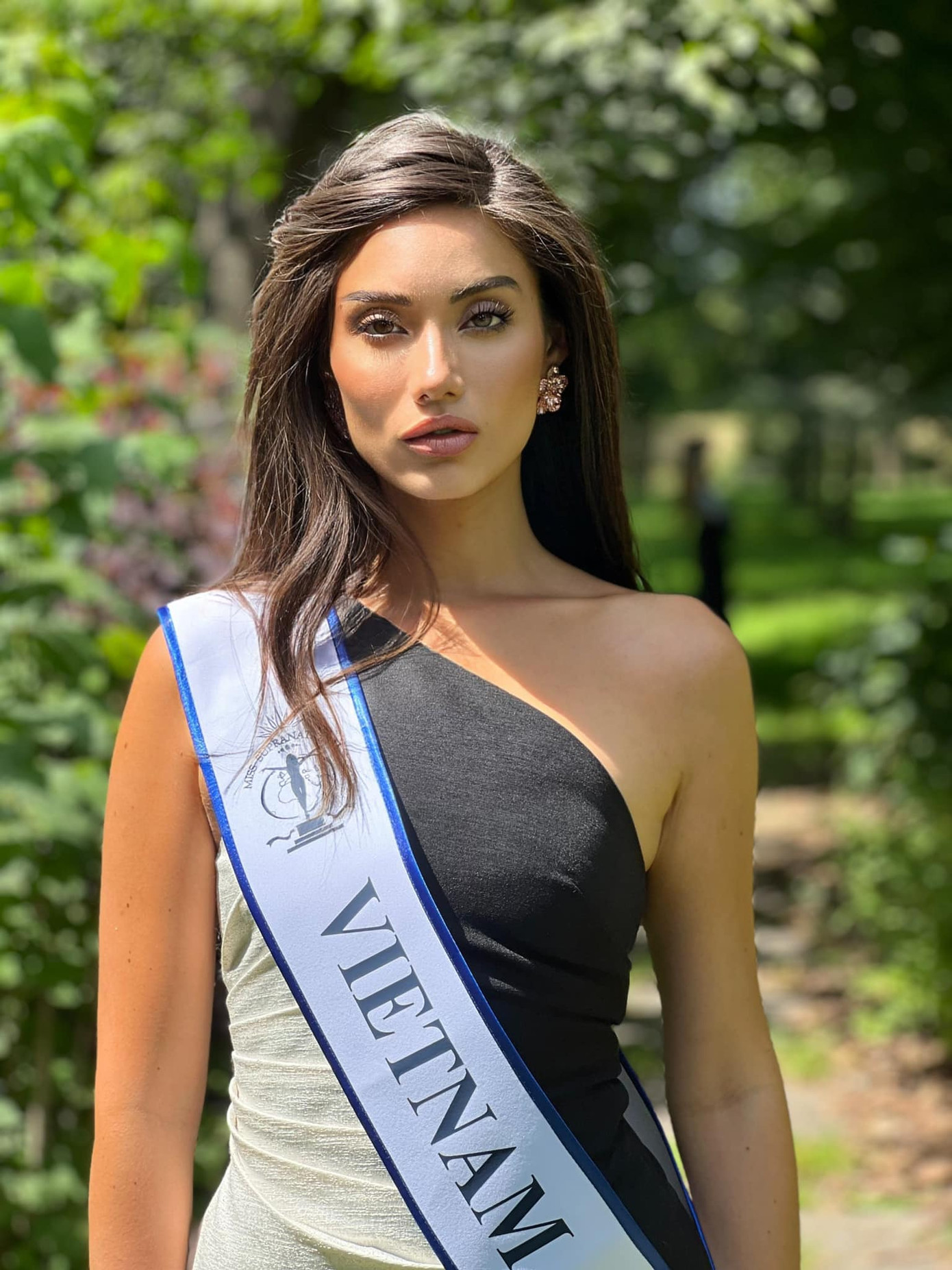 Bộ váy bất đối xứng với hai màu đen - trắng mà Lydie Vũ mặc trong một hoạt động ngoài trời bị cho rằng không có điểm nhấn. Cô tiếp tục được góp ý về cách làm tóc xuề xòa, trang điểm nhợt nhạt.