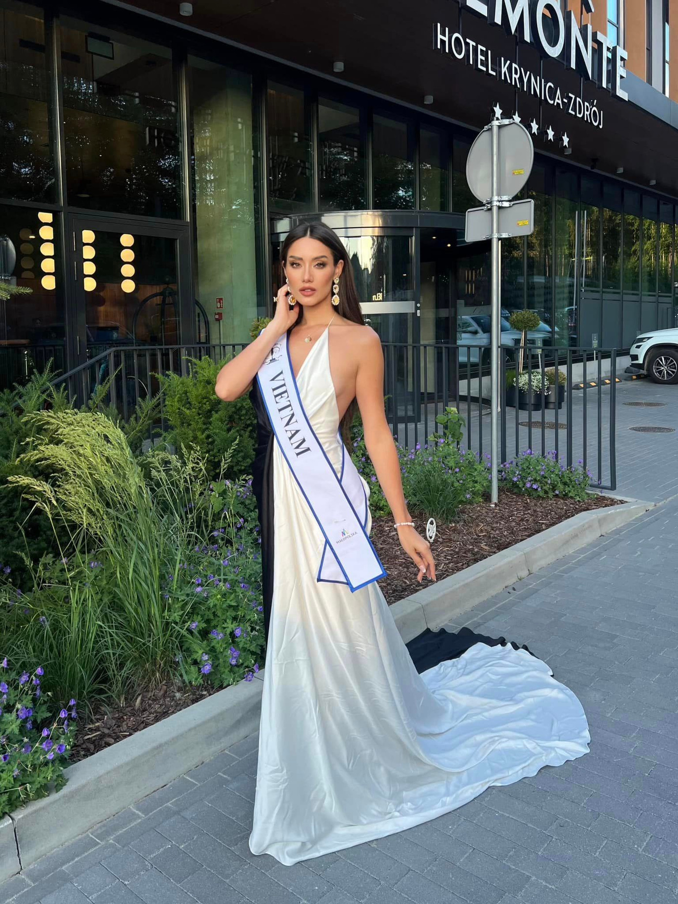 Người đẹp Việt tiếp tục chọn thiết kế bất đối xứng màu đen - trắng khi tham dự lễ trao sash cho thí sinh Nam vương Siêu quốc gia 2024. Những thiết kế có kiểu dáng, màu sắc giống nhau khiến hình ảnh Lydie Vũ bị nhàm chán. Bên cạnh đó, cư dân mạng còn nhận ra phần đuôi váy của người đẹp bị nhàu nhĩ.