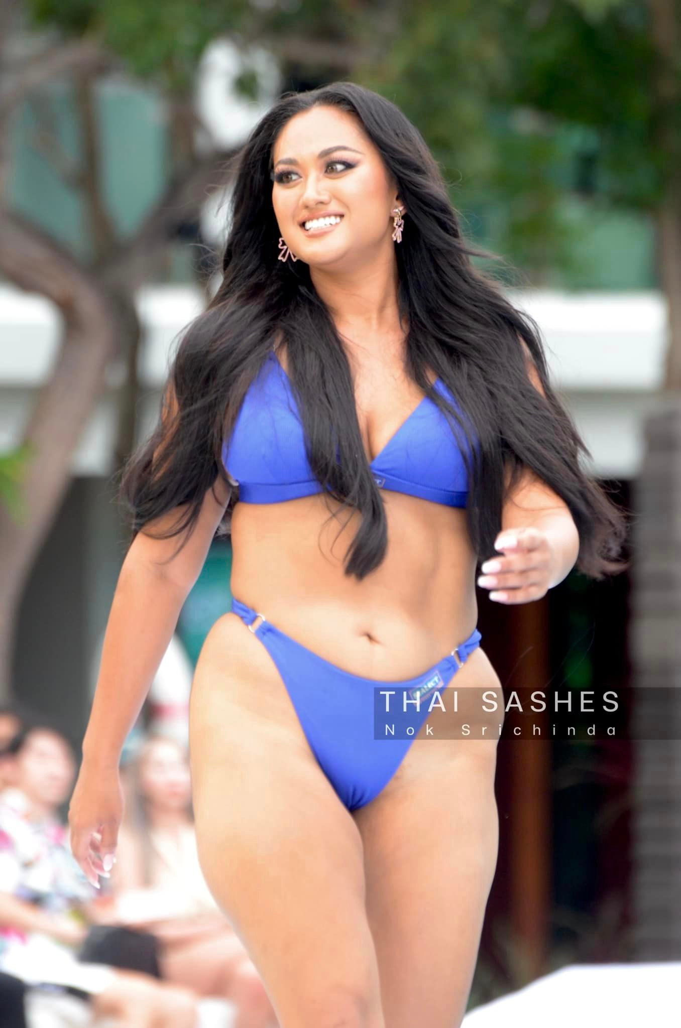 Người đẹp ngoại cỡ đại diện tỉnh Phatthalung tự tin trình diễn áo tắm. Cô nhận được sự cổ vũ nhiệt tình từ khán giả theo dõi trực tiếp tại sân khấu.