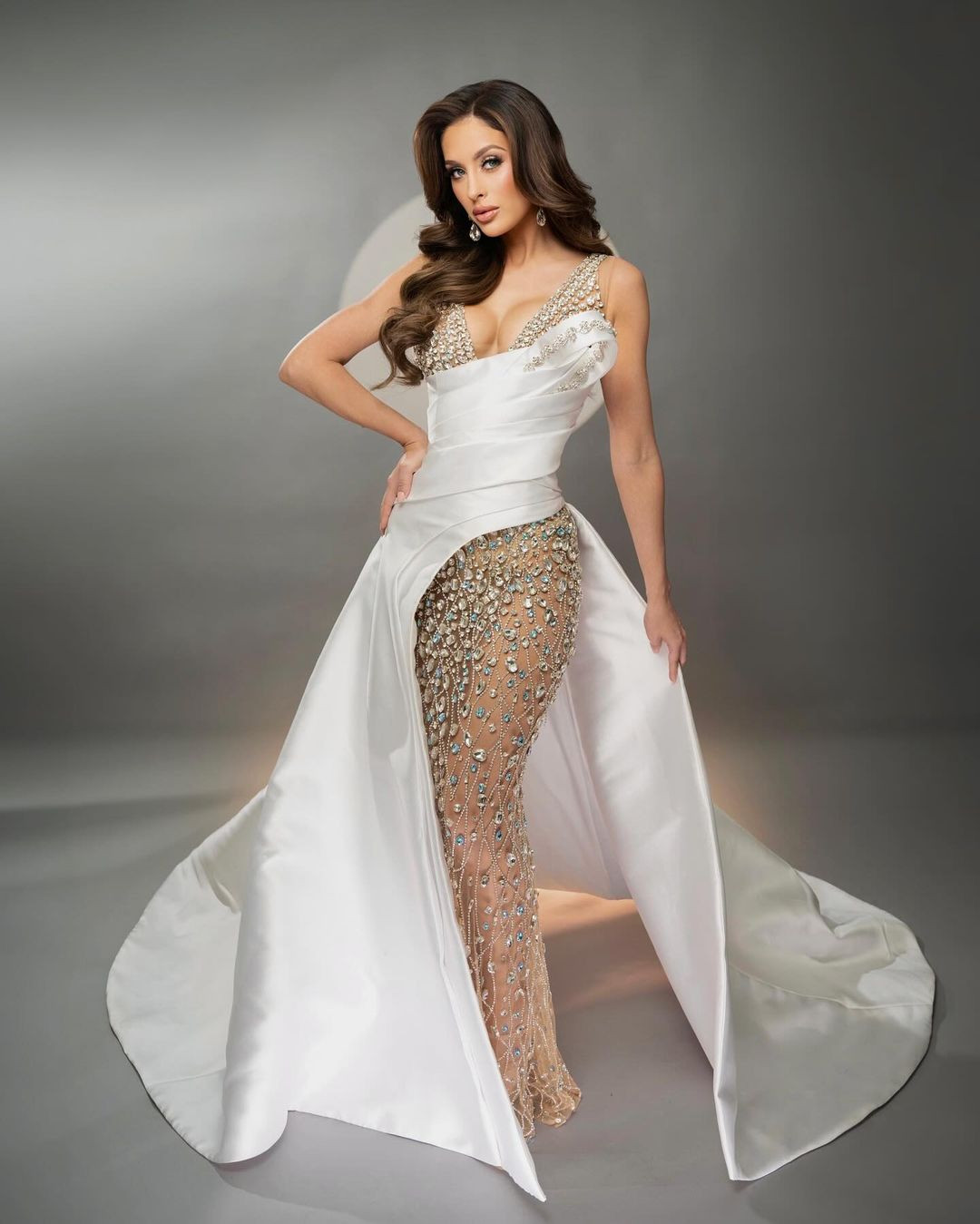 Trải qua ba lần sinh nở nhưng người đẹp vẫn giữ được sắc vóc thon thả, gợi cảm. Nhan sắc của cô nhận nhiều lời khen ngợi từ khán giả.