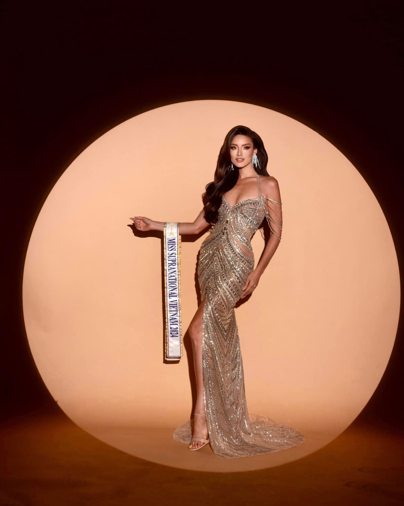 Trong buổi lễ nhận sash, Lydie Vũ chọn váy dạ hội đính đá, ôm sát. Thiết kế có kiểu dáng đơn giản nhưng sang trọng, tôn vóc dáng. Tuy nhiên, kỹ năng tự trang điểm, làm tóc của Lydie Vũ không được đánh giá cao. Cô bị nói làm tóc thiếu chỉn chu.