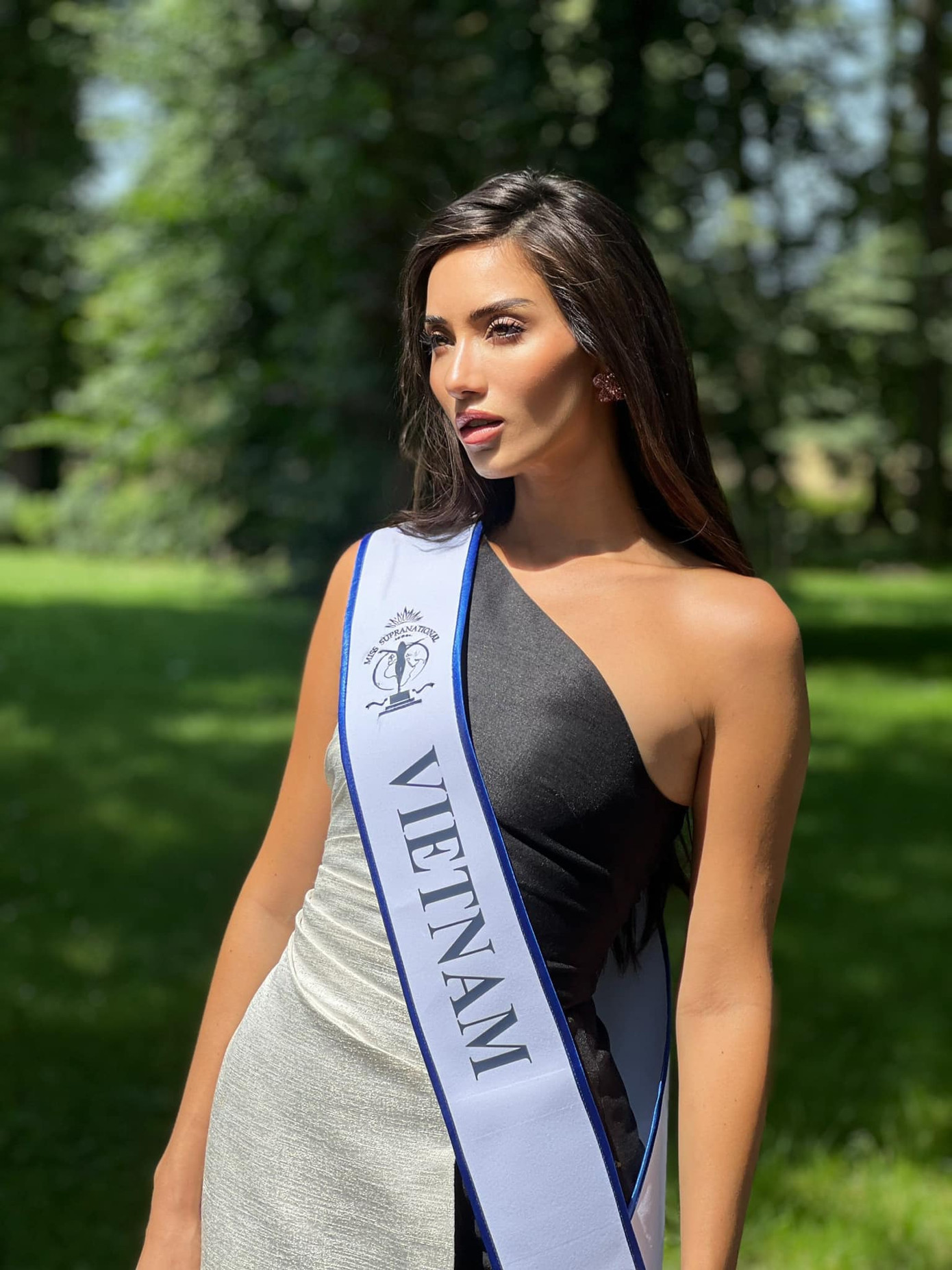 Bộ váy bất đối xứng với hai màu đen - trắng mà Lydie Vũ mặc trong một hoạt động ngoài trời bị cho rằng không có điểm nhấn. Cô tiếp tục được góp ý về cách làm tóc xuề xòa, trang điểm nhợt nhạt.