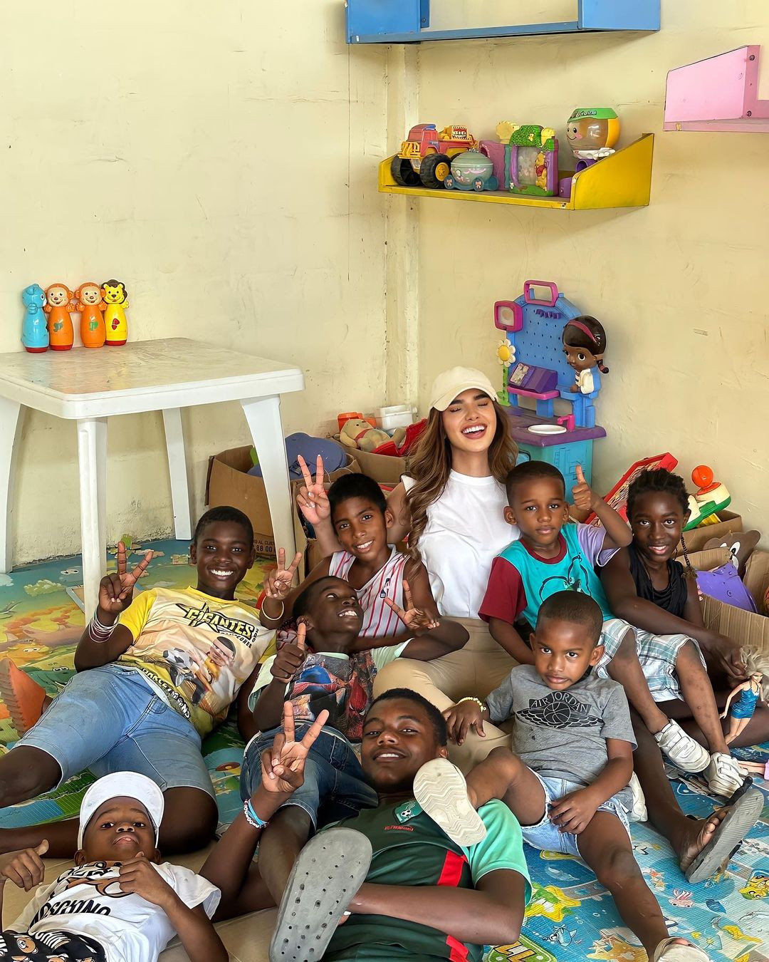 Người đẹp Ecuador cũng tích cực tham gia các hoạt động xã hội. Cô là đại sứ toàn cầu cho Quỹ Sasakawa - hoạt động chăm sóc đặc biệt và miễn phí cho những người mắc bệnh phong.