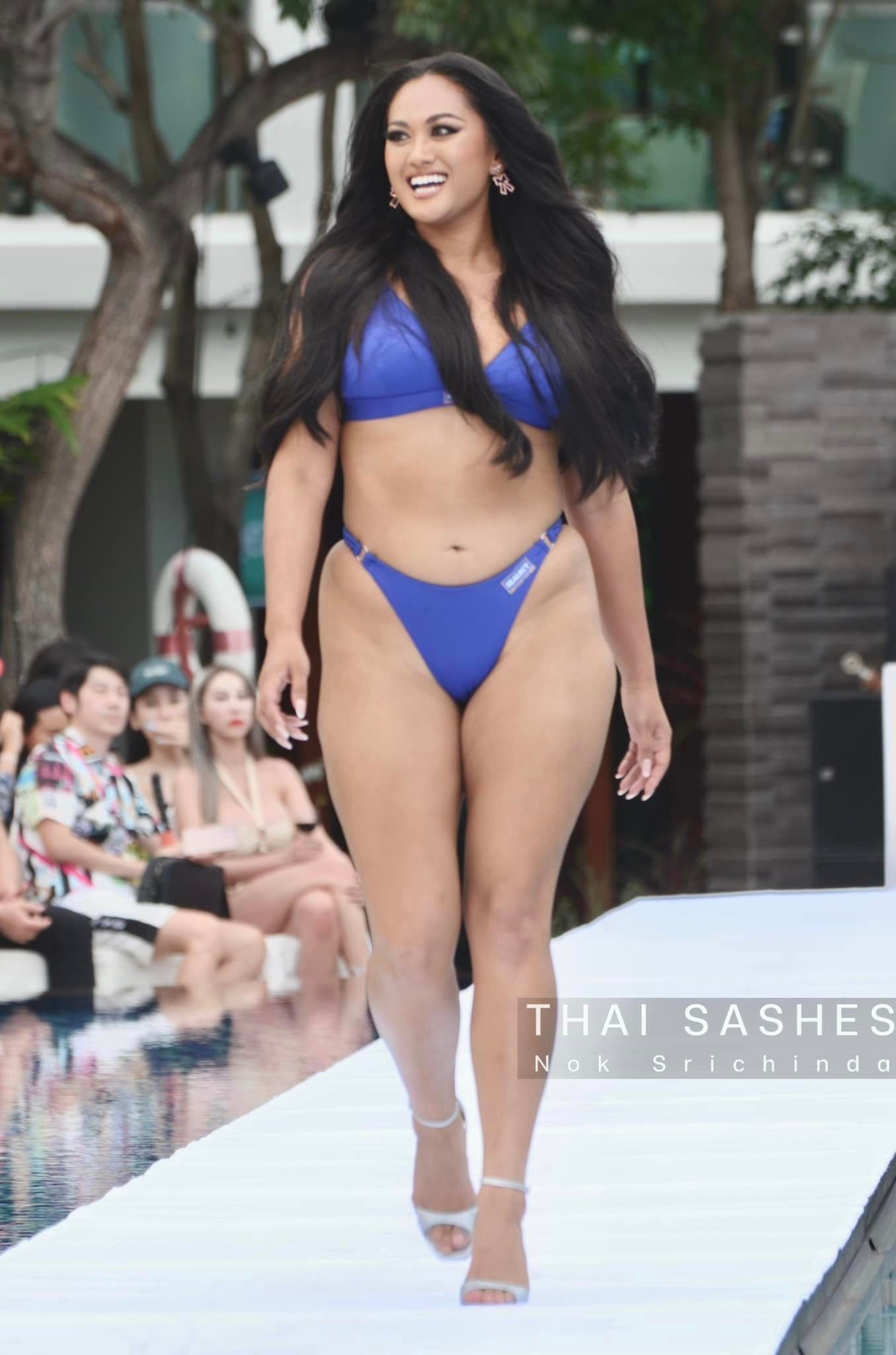 Người đẹp ngoại cỡ đại diện tỉnh Phatthalung tự tin trình diễn áo tắm. Cô nhận được sự cổ vũ nhiệt tình từ khán giả theo dõi trực tiếp tại sân khấu.