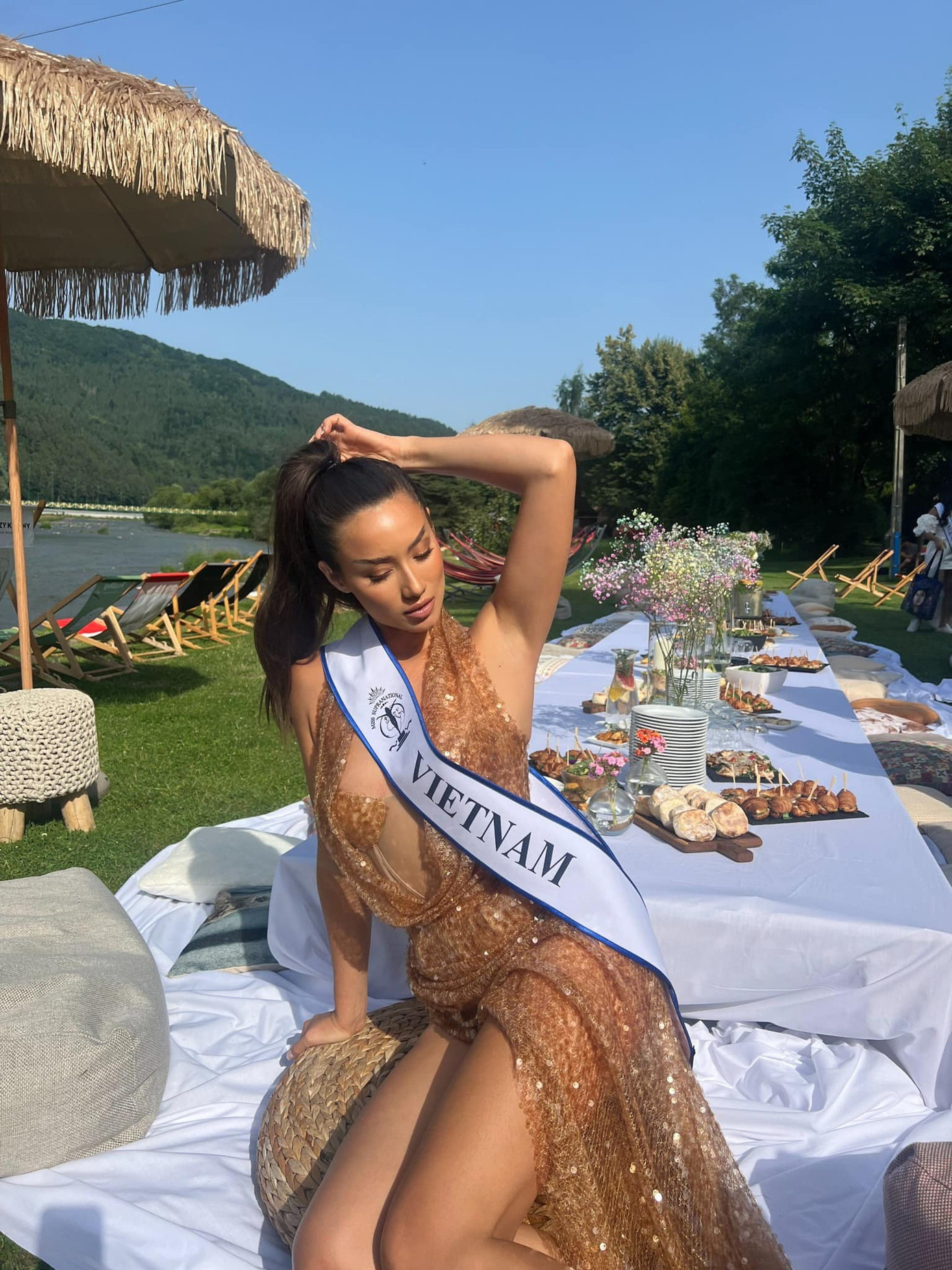 Bộ váy sequin lấp lánh màu nâu là thiết kế hiếm hoi giúp Lydie Vũ nhận được lời khen ngợi từ khán giả.