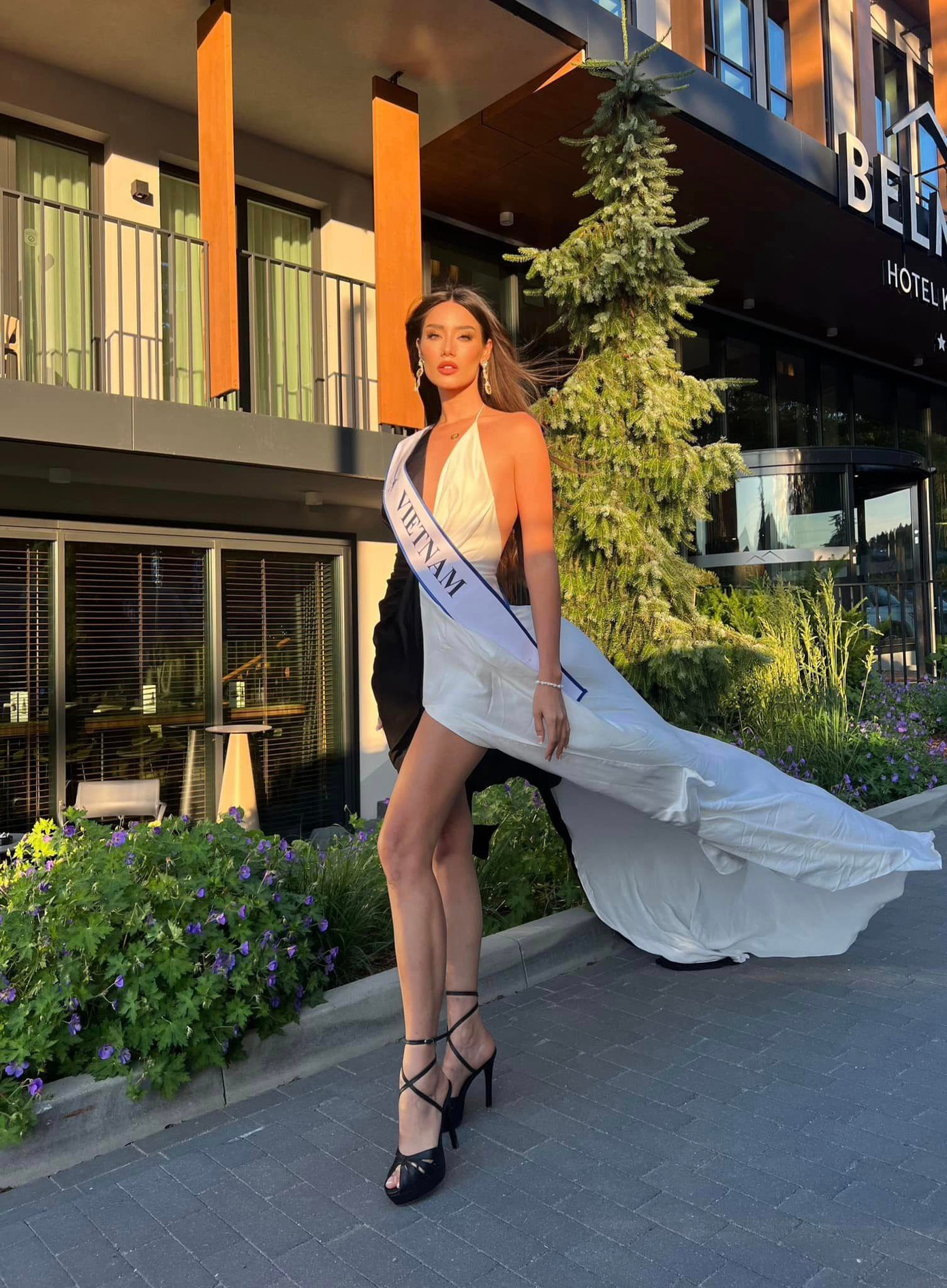 Người đẹp Việt tiếp tục chọn thiết kế bất đối xứng màu đen - trắng khi tham dự lễ trao sash cho thí sinh Nam vương Siêu quốc gia 2024. Những thiết kế có kiểu dáng, màu sắc giống nhau khiến hình ảnh Lydie Vũ bị nhàm chán. Bên cạnh đó, cư dân mạng còn nhận ra phần đuôi váy của người đẹp bị nhàu nhĩ.