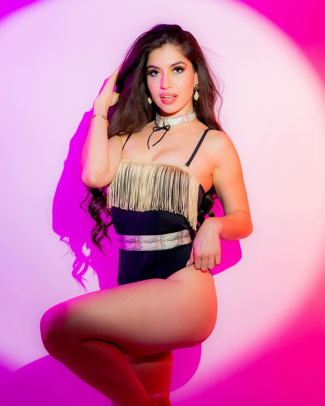 Niềm đam mê của cô bao gồm kinh doanh, khiêu vũ, ca hát, diễn xuất, du lịch, thời trang và phục vụ cộng đồng.