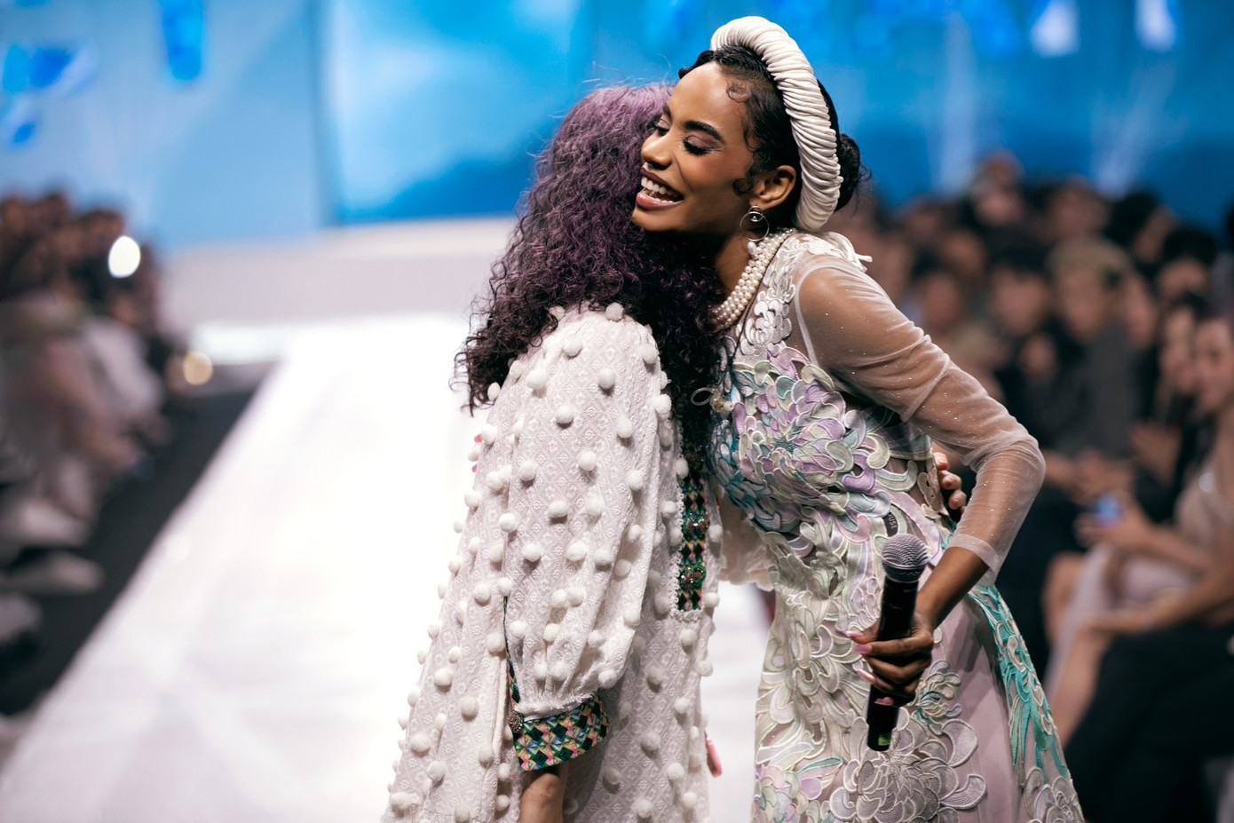 Hoa hậu Thế giới 2019 Toni-Ann Singh hát Hello Vietnam.