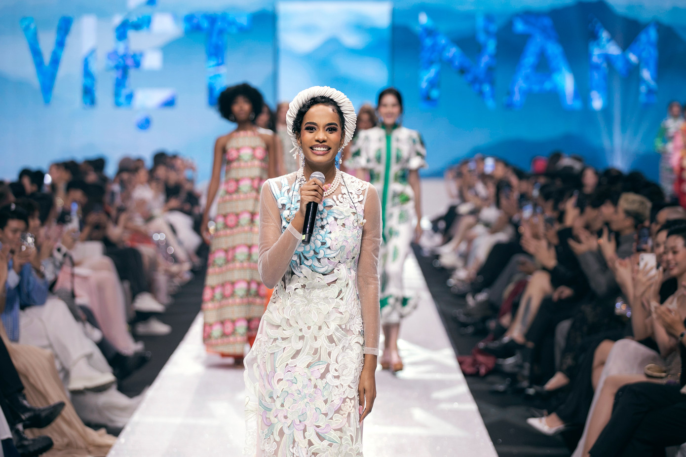 Hoa hậu Thế giới 2019 Toni-Ann Singh hát Hello Vietnam.