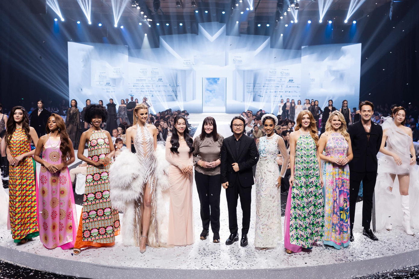 Toni Ann Singh và Hoa hậu Thế giới của các châu lục trình diễn áo dài.