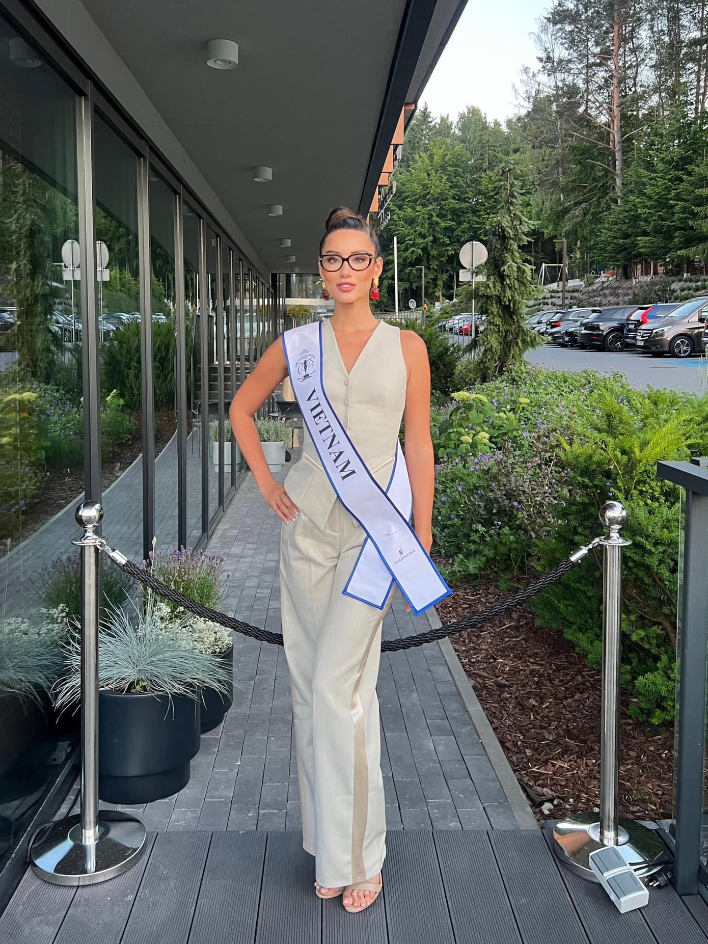 Bộ suit màu kem cùng mắt kính biến Lydie Vũ thành cô gái công sở, không phù hợp với cuộc thi sắc đẹp.