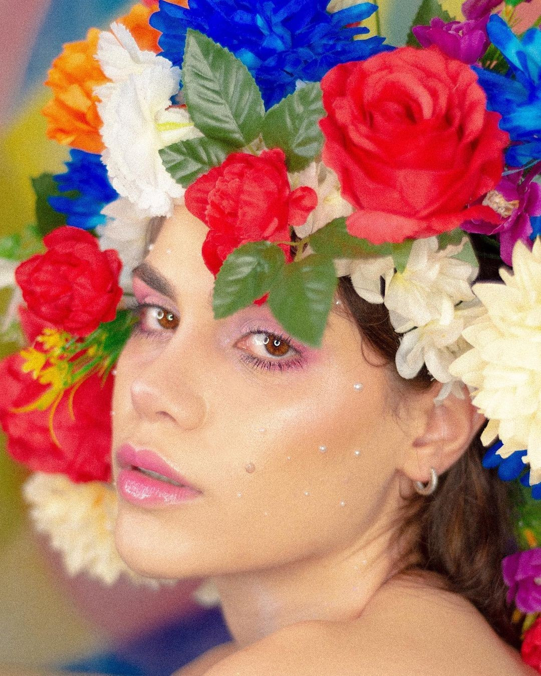 Anna chơi thành thạo các nhạc cụ như guitar, piano và đang thực hiện sản xuất album đầu tay của mình.