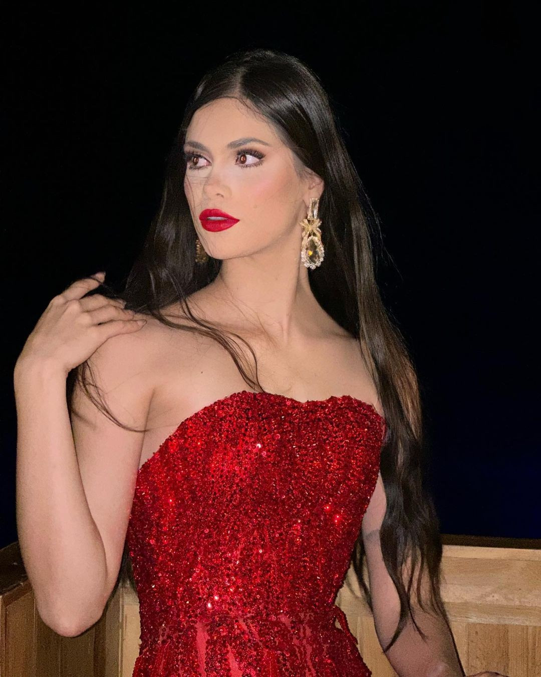 Người đẹp hiện tiếp tục theo đuổi việc học chuyên ngành biểu diễn âm nhạc đại chúng và sáng tác tại một cơ sở đào tạo nghệ thuật nổi tiếng ở London, Anh.