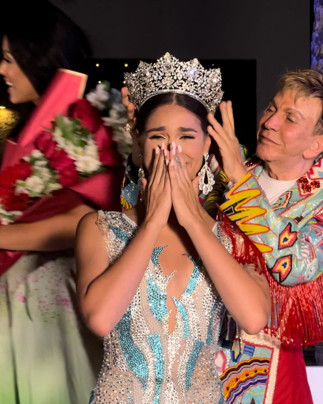 Nguyên nhân của sự thay đổi này vì cuộc thi Miss Charm 2024 công bố địa điểm tổ chức tại Mỹ. Nhiều khán giả dự đoán Anna Blanco gặp khó khăn trong việc xin visa sang Mỹ để thi Miss Charm 2024. Không chỉ Venezuela, nhiều quốc gia cũng thay đổi đại diện thi Miss Charm 2024 vì vấn đề visa.