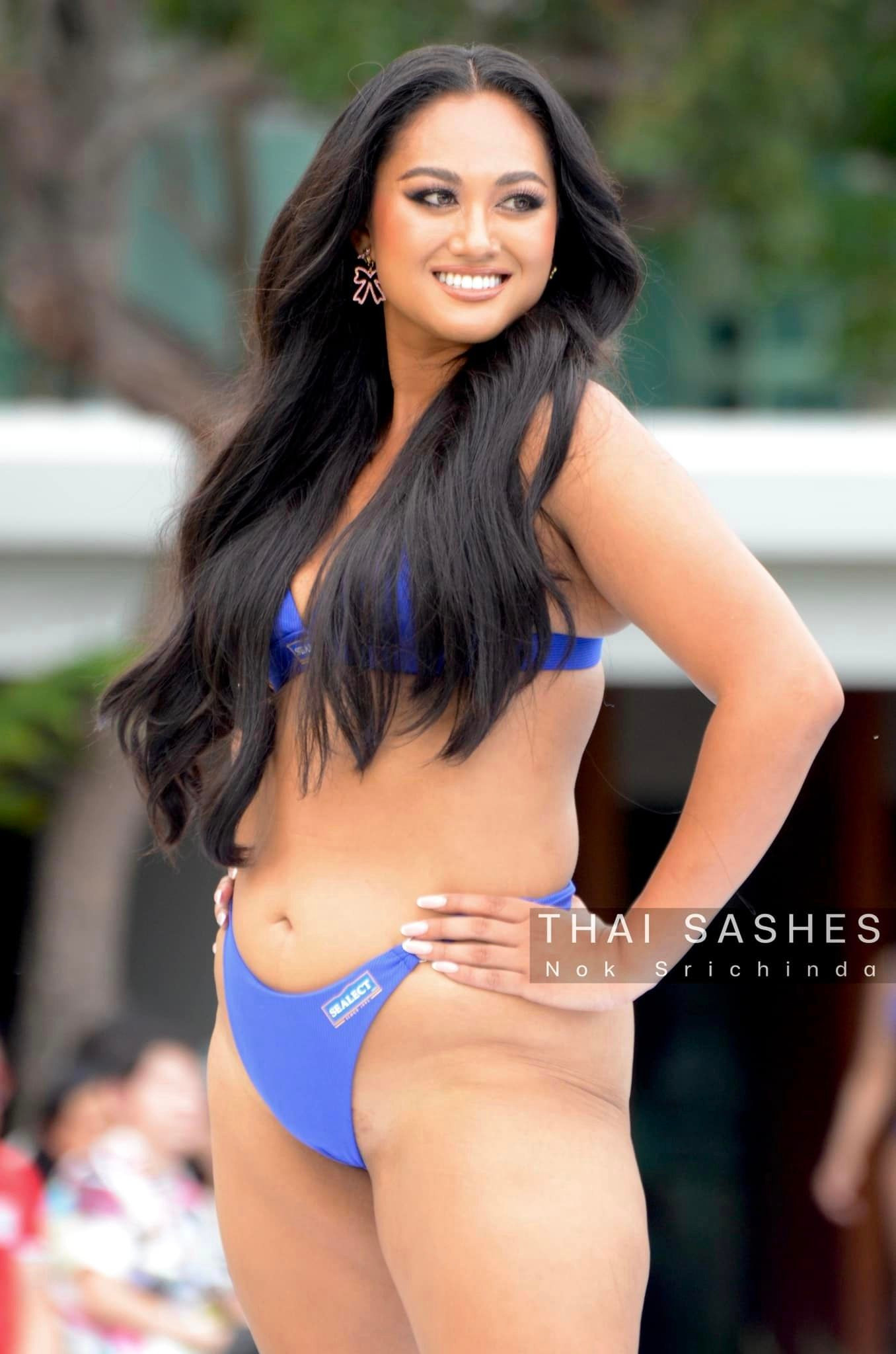 Người đẹp ngoại cỡ đại diện tỉnh Phatthalung tự tin trình diễn áo tắm. Cô nhận được sự cổ vũ nhiệt tình từ khán giả theo dõi trực tiếp tại sân khấu.