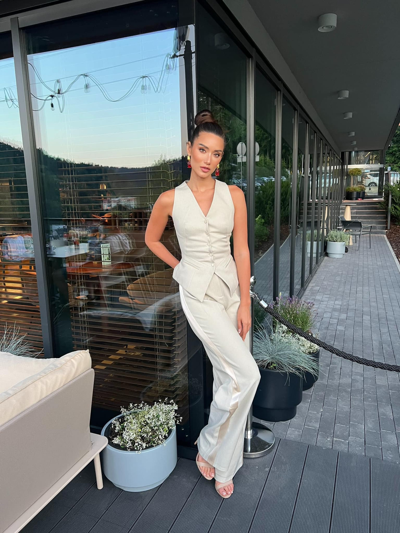 Bộ suit màu kem cùng mắt kính biến Lydie Vũ thành cô gái công sở, không phù hợp với cuộc thi sắc đẹp.