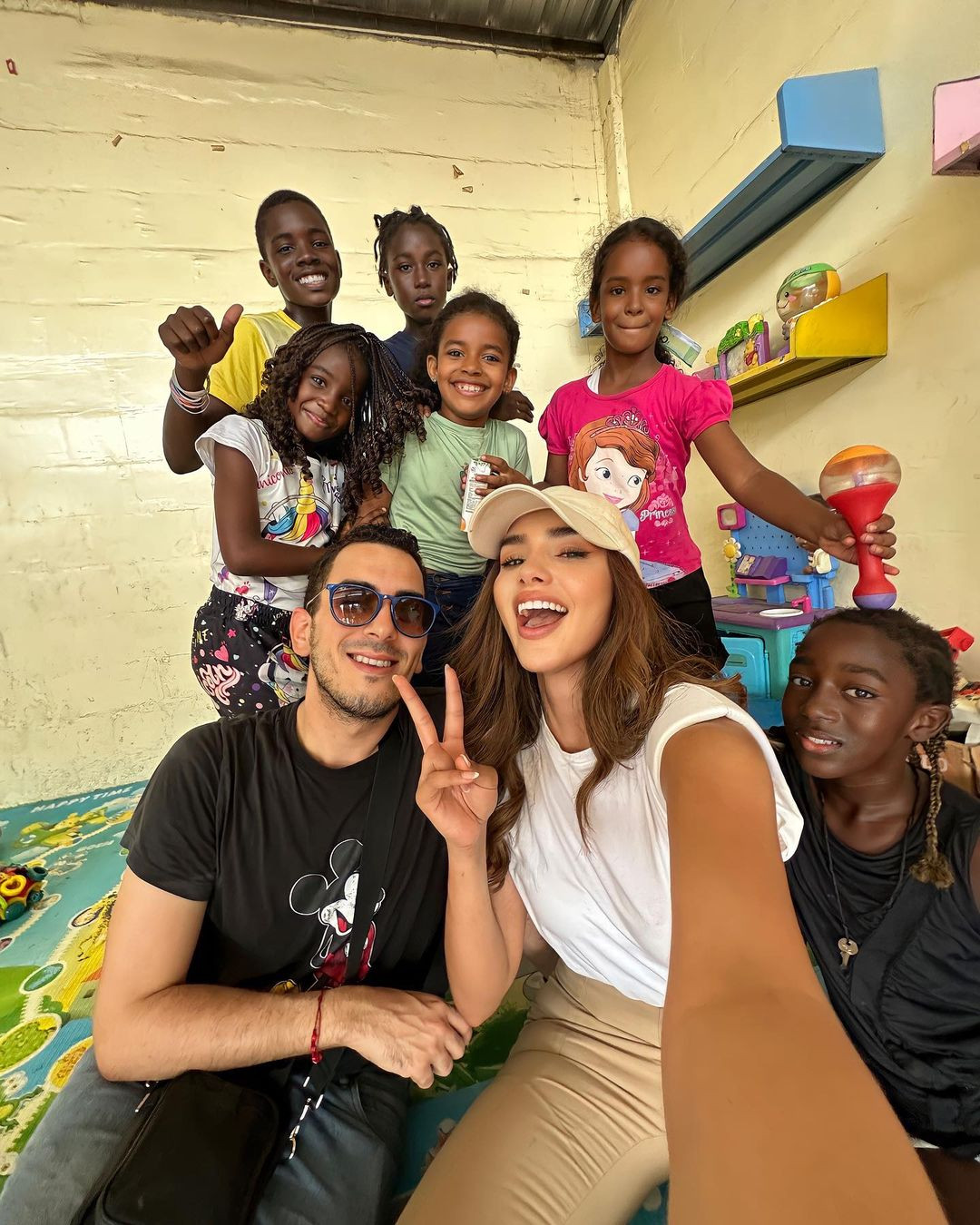 Người đẹp Ecuador cũng tích cực tham gia các hoạt động xã hội. Cô là đại sứ toàn cầu cho Quỹ Sasakawa - hoạt động chăm sóc đặc biệt và miễn phí cho những người mắc bệnh phong.