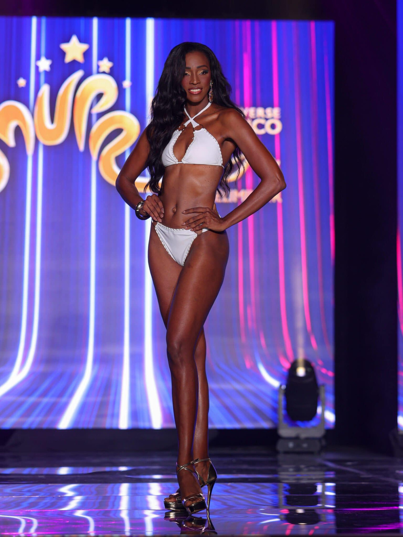 Thí sinh trình diễn hai mẫu áo tắm với tông đen - trắng. Thiết kế áo tắm năm nay được nhận xét đơn giản nhưng vẫn tôn vóc dáng các người đẹp.