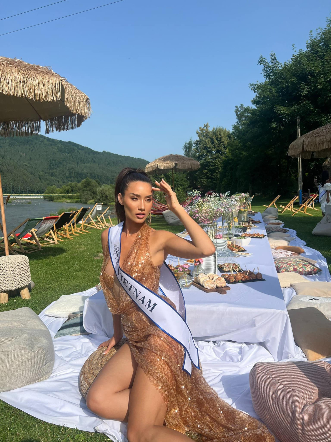 Bộ váy sequin lấp lánh màu nâu là thiết kế hiếm hoi giúp Lydie Vũ nhận được lời khen ngợi từ khán giả.