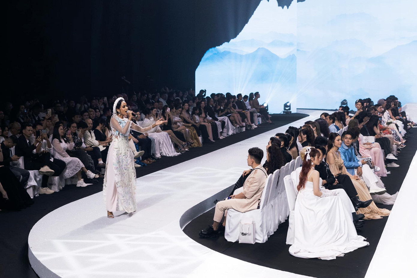 Toni Ann Singh và Hoa hậu Thế giới của các châu lục trình diễn áo dài.