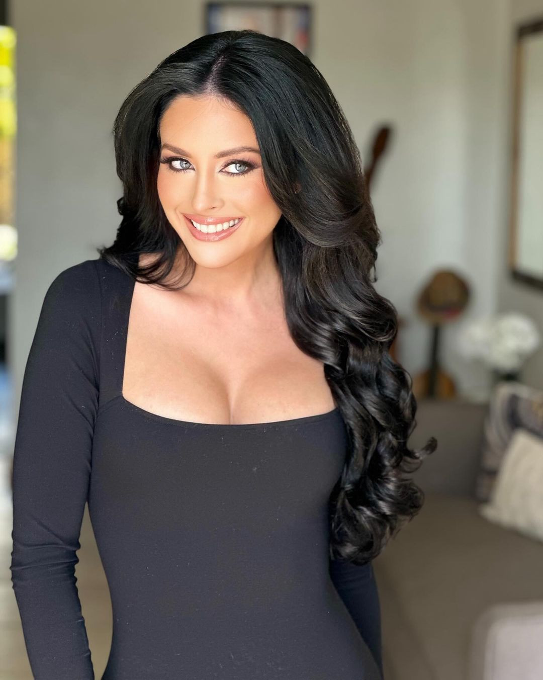 Hiện vợ chồng Jennifer là thành viên của chương trình truyền hình thực tế có tên Mexico Dynasties trên Bravo TV.