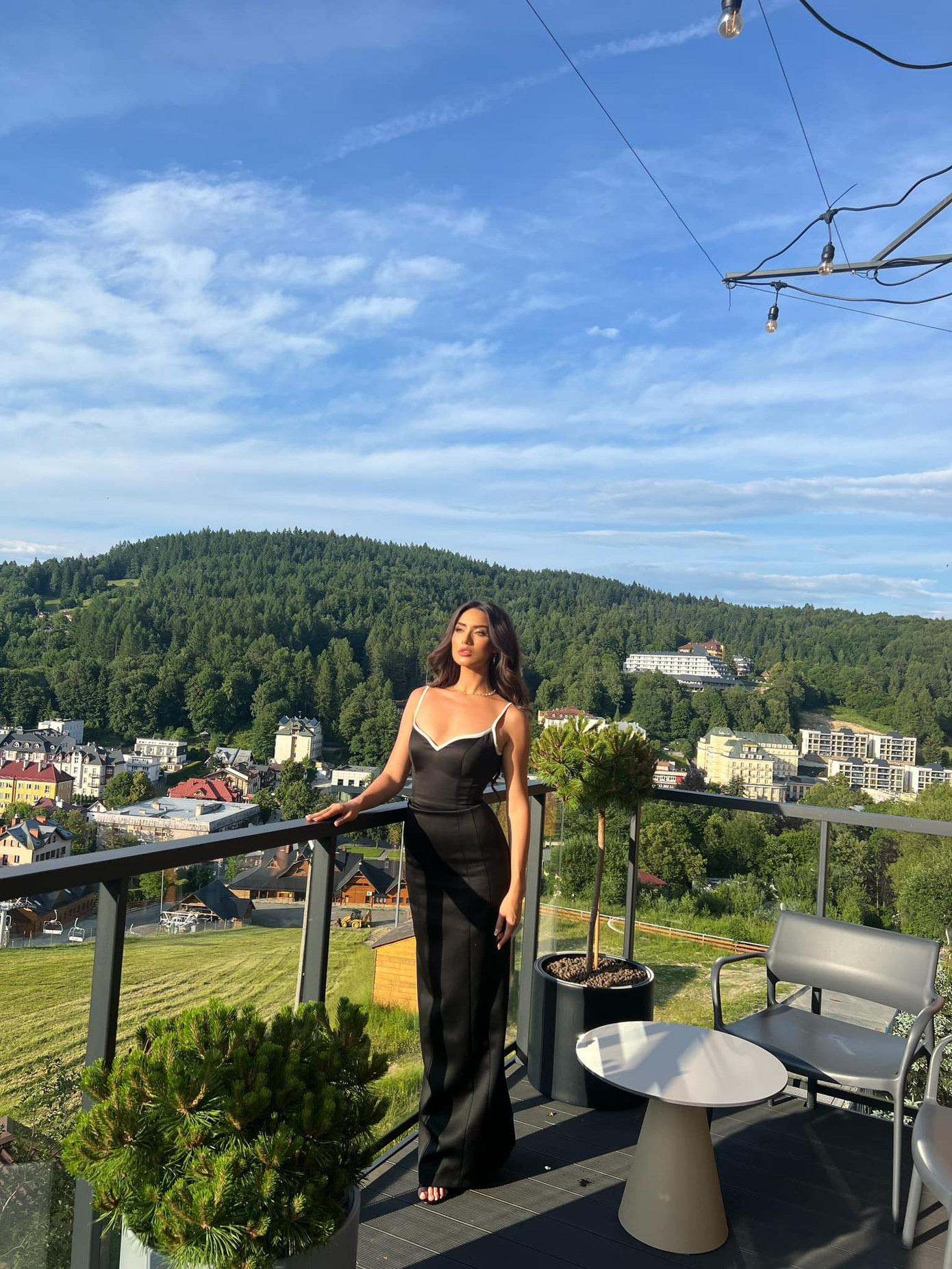 Trong những ngày tiếp theo, đại diện Việt Nam ưu ái thiết kế có gam màu cơ bản đen, trắng.