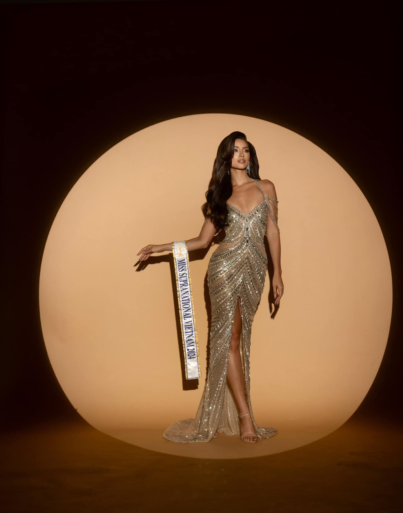 Trong buổi lễ nhận sash, Lydie Vũ chọn váy dạ hội đính đá, ôm sát. Thiết kế có kiểu dáng đơn giản nhưng sang trọng, tôn vóc dáng. Tuy nhiên, kỹ năng tự trang điểm, làm tóc của Lydie Vũ không được đánh giá cao. Cô bị nói làm tóc thiếu chỉn chu.