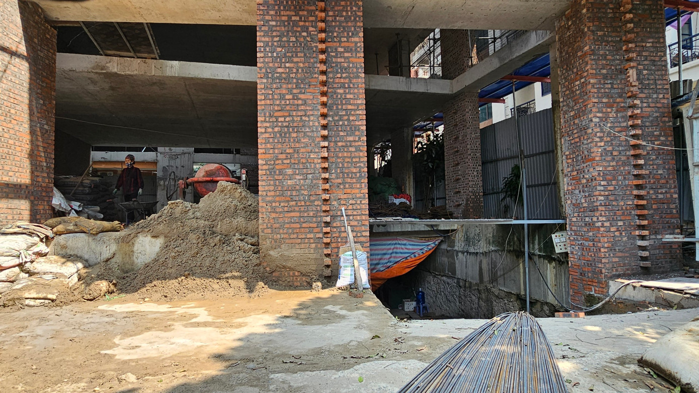 Công trình xây xong phần thô, công nhân đang tấp nập thi công các hạng mục còn lại.